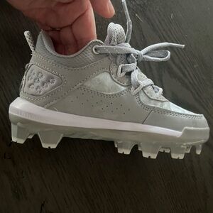 Under Armour Gray Kids Cleats Baseball